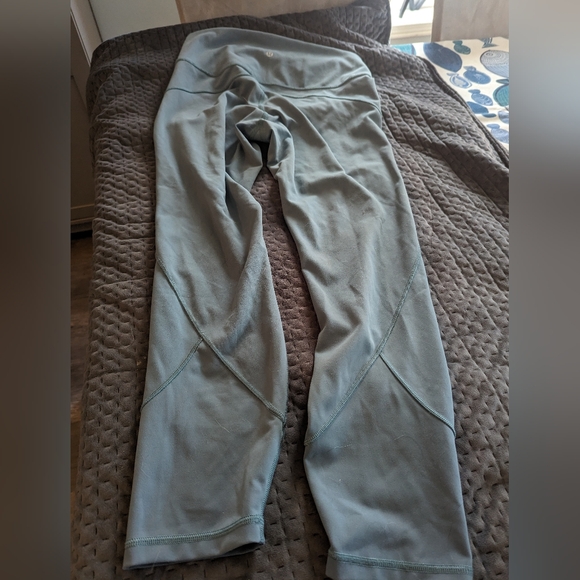 Lululemon yoga ankle pant. - Picture 6 of 6